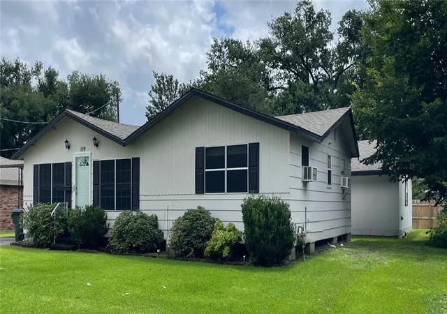 3rd image of 109 Rosewood Dr, Houma, LA 70360 | MLS# 2569207