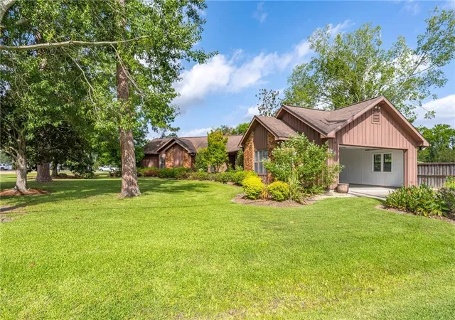 2nd image of 220 W Magnolia St, Ponchatoula, LA 70454 | MLS# 2568491