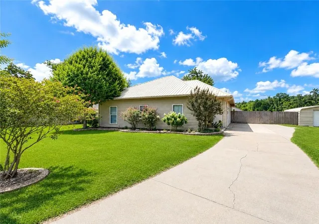 Photo 1 of Single family home for sale at 10 Cypress Dr, Ponchatoula, LA 70454 | MLS# 2569013 | Listing updated on 2026-07-27