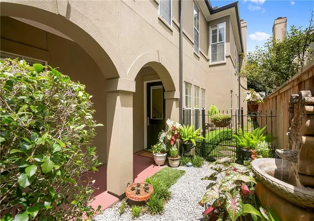 Photo 3 of Townhouse for sale at 415 Focis St, Metairie, LA 70005 | MLS# 2567989 | Listing updated on 2026-08-27
