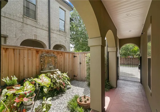 Photo 3 of Townhouse for sale at 415 Focis St, Metairie, LA 70005 | MLS# 2567989 | Listing updated on 2026-10-04