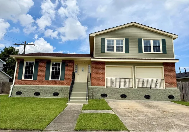 1st image of 532 Oakwood Dr, Gretna, LA 70056 | MLS# 2569390
