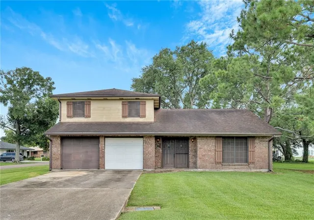 Single family home for sale at 605 Aquarius St, Hahnville, LA 70057 | MLS# 2569733