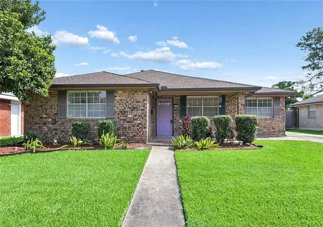 1st image of 2137 Glouster Pl, Gretna, LA 70056 | MLS# 2567516
