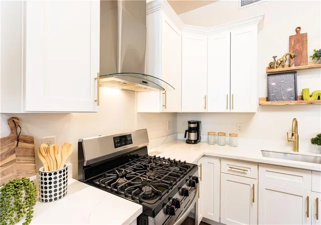 Listing Photo 4 - Condo for sale in building located at 336 Camp St, New Orleans, LA 70130 - Unit #306