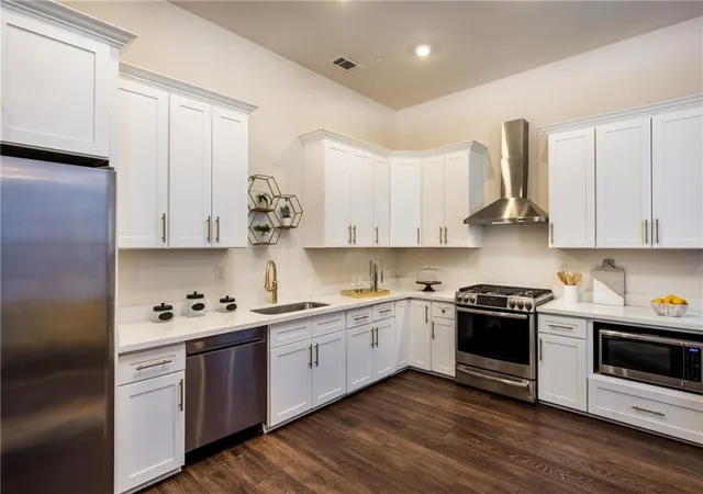 Photo 3 of Condo for sale at 336 Camp St #204, New Orleans, LA 70130 | MLS# 2570624 | Listing updated on 2026-08-03
