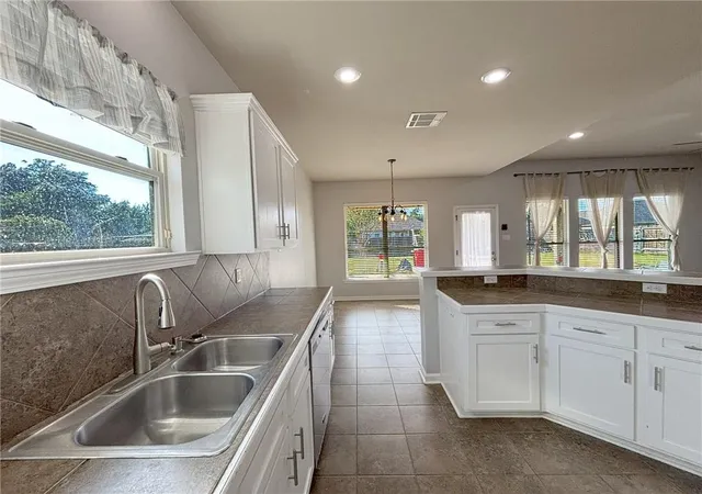 5th image of 38236 Dolphin Ct, Gonzales, LA 70737 | MLS# 2570685