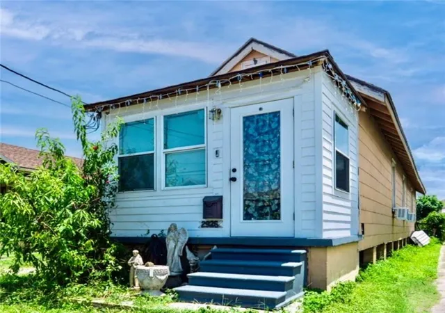 1st image of 2925 Hollygrove St, New Orleans, LA 70118 | MLS# 2570122