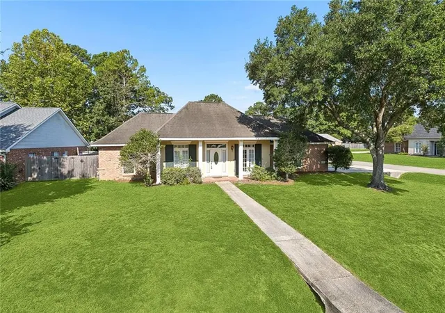 2nd image of 1933 Marlin Dr, Mandeville, LA 70448 | MLS# 2570957