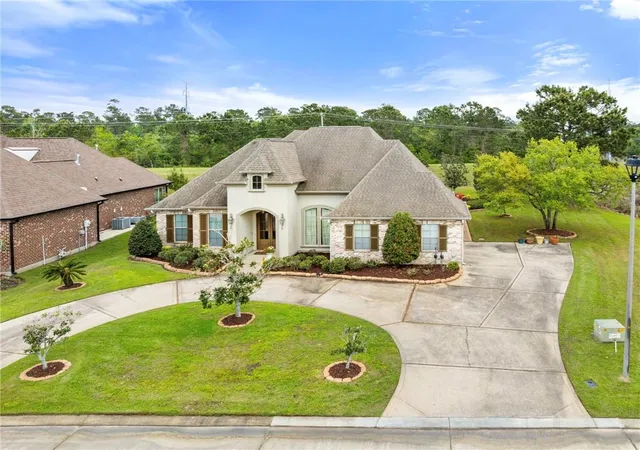 Photo 2 of Sale Pending at 333 Cypress Lakes Dr, Slidell, LA 70458 | MLS# 2571950 | Listing updated on 2026-08-27