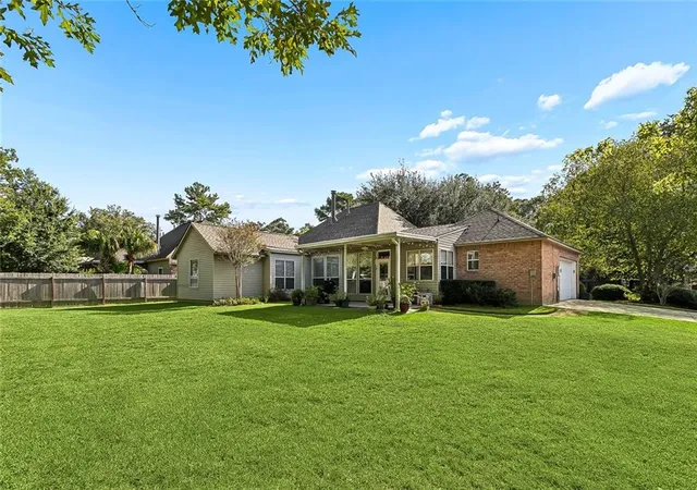 Photo 2 of Sale Pending at 1521 Sycamore Pl, Mandeville, LA 70448 | MLS# 2571489 | Listing updated on 2026-09-01