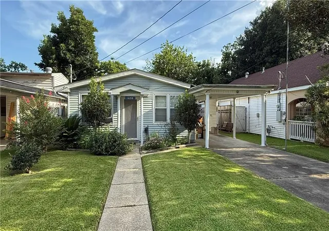 Photo 1 of Single family home for sale at 1038 Hawkins St, Gretna, LA 70053 | MLS# 2570797 | Listing updated on 2026-08-26