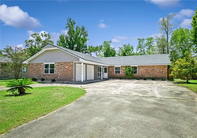 Photo 1 of Single family home for sale at 125 E Forest Dr, Slidell, LA 70458 | MLS# 2572929 | Listing updated on 2026-08-29