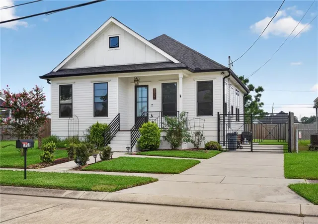Photo 2 of Single family home for sale at 1923 Center St, Arabi, LA 70032 | MLS# 2573066 | Listing updated on 2026-08-28