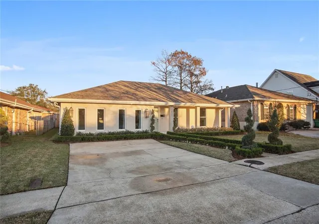 Photo 2 of Sale Pending at 4621 Shores Dr, Jefferson, LA 70006 | MLS# 2573220 | Listing updated on 2026-08-27