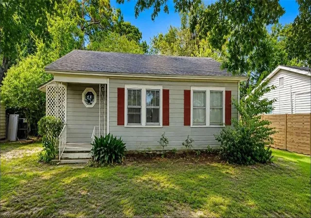 Photo 1 of Sale Pending at 104 Sharon St, Lafayette, LA 70506 | MLS# 2573487 | Listing updated on 2026-08-27