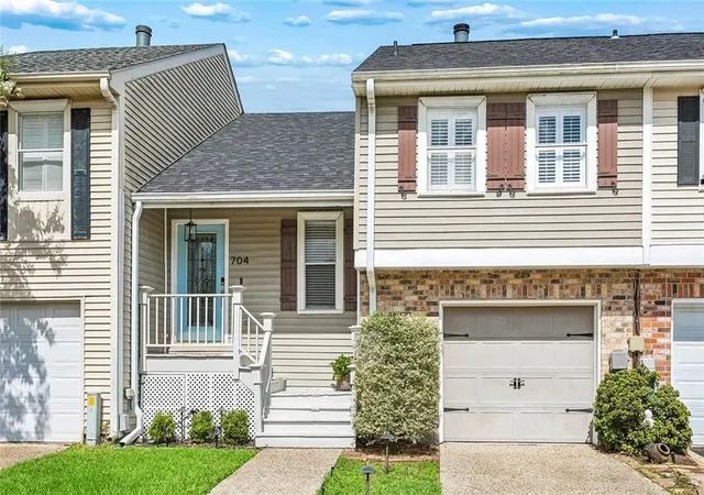 Photo 1 of Townhouse for sale at 704 Old Metairie Dr, Metairie, LA 70001 | MLS# 2573483 | Listing updated on 2026-10-07