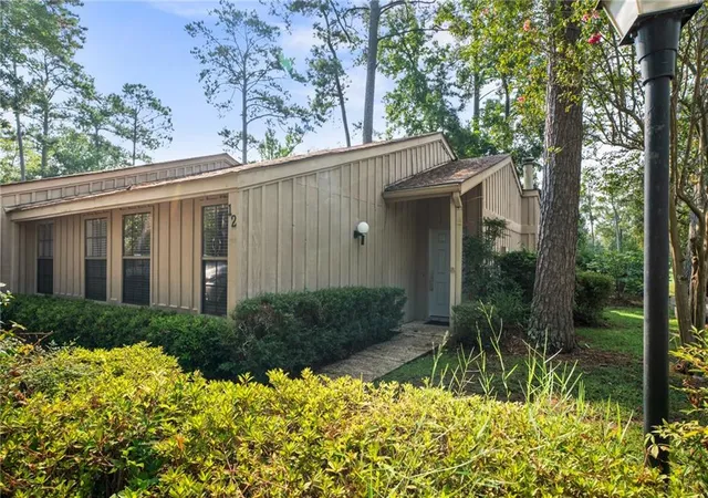 Listing Photo 2 - Condo for sale in building located at 12 S Ct Villa, Mandeville, LA 70448 - Unit #12
