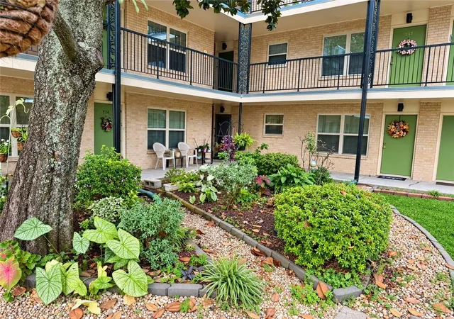 Listing Photo 1 - Condo for sale in building located at 2704 Whitney Pl, Metairie, LA 70002 - Unit #715