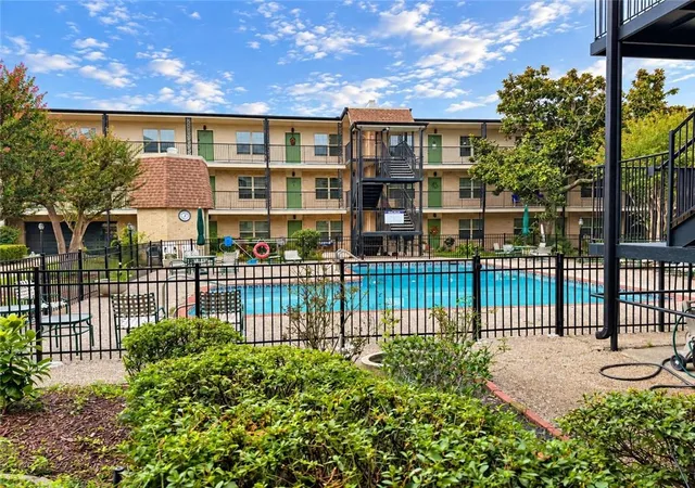 Listing Photo 3 - Condo for sale in building located at 2704 Whitney Pl, Metairie, LA 70002 - Unit #715