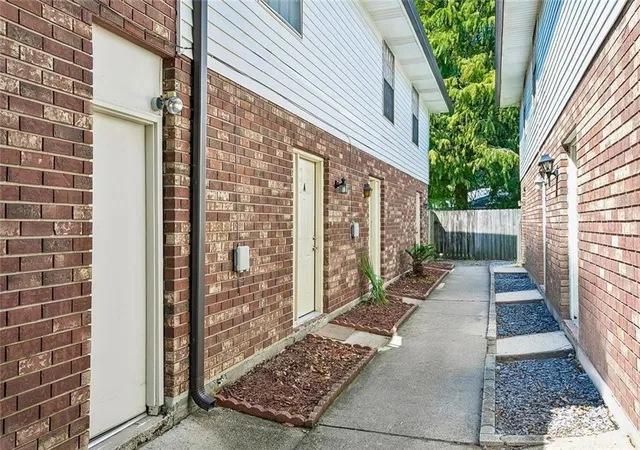 Photo 2 of Townhouse for sale at 4325 Florida Ave, Kenner, LA 70065 | MLS# 2574813 | Listing updated on 2026-10-05