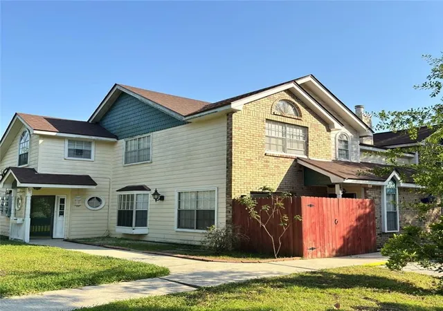 Listing Photo 2 - Condo for sale in building located at 2004 Greenpoint Dr, New Orleans, LA 70114 - Unit #2004
