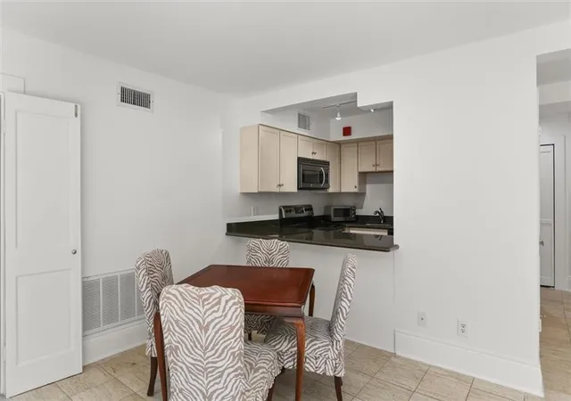 Listing Photo 5 - Condo for sale in building located at 7608Th St Charles Ave, New Orleans, LA 70118 - Unit #B