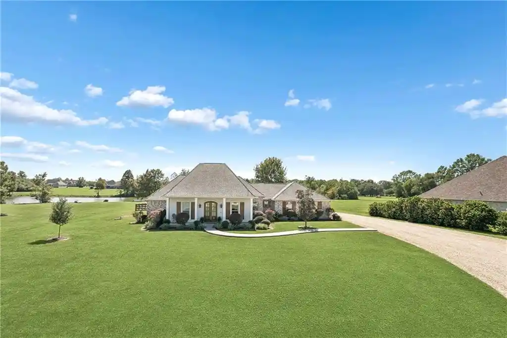 Photo 1 of Single family home for sale at 221 Highland Crst Dr, Covington, LA 70435 | MLS# 2580891 | Listing updated on 2026-10-09