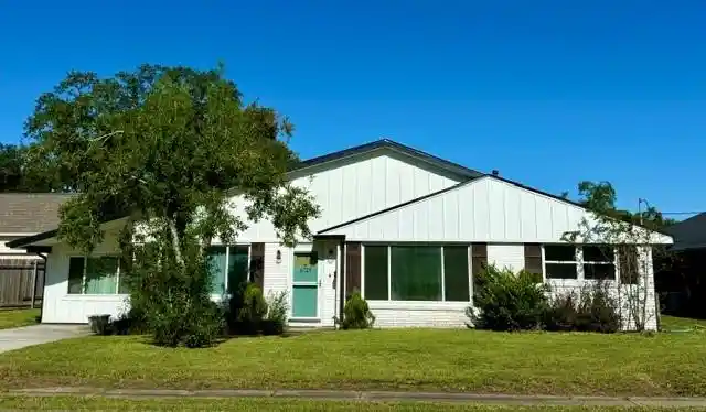 Photo 1 of Single family home for sale at 6729 Riverside Dr, Harahan, LA 70123 | MLS# 2581222 | Listing updated on 2026-10-22