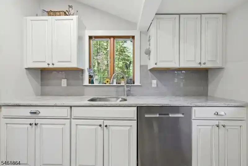 Photo 4 of Single family home for sale at 9 Juniper Trl, Kinnelon, NJ 07405 | MLS# 4053806 | Listing updated on 2026-10-29