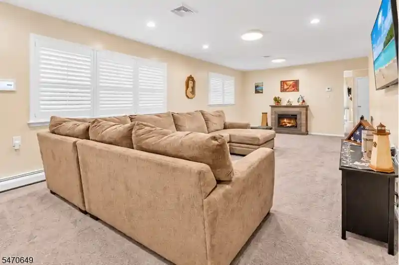 Photo 4 of Single family home for sale at 16 Bolans Ct, Toms River, NJ 08757 | MLS# 4061528 | Listing updated on 2026-10-29