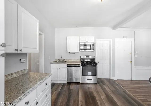 Photo 4 of House for sale at 354 Clinton Pl, Newark, NJ 07112 | MLS# 3987556 | Listing updated on 2025-10-31