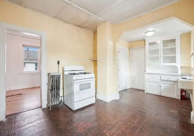 Photo 4 of House for sale at 197 N Fullerton Ave, Montclair, NJ 07042 | MLS# 3996411 | Listing updated on 2026-09-23