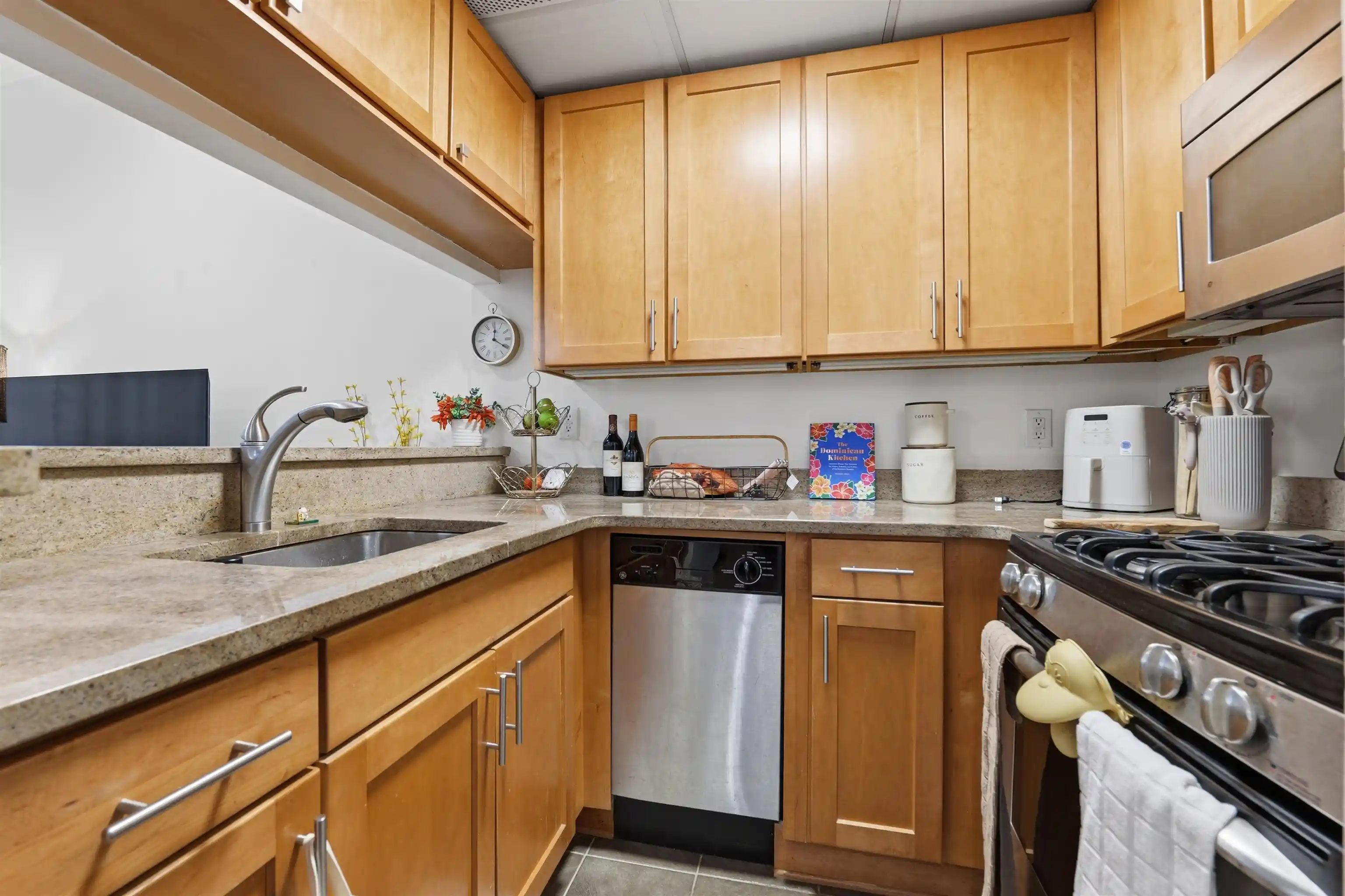 2nd image of 187 Wayne St, Jersey City, NJ 07302