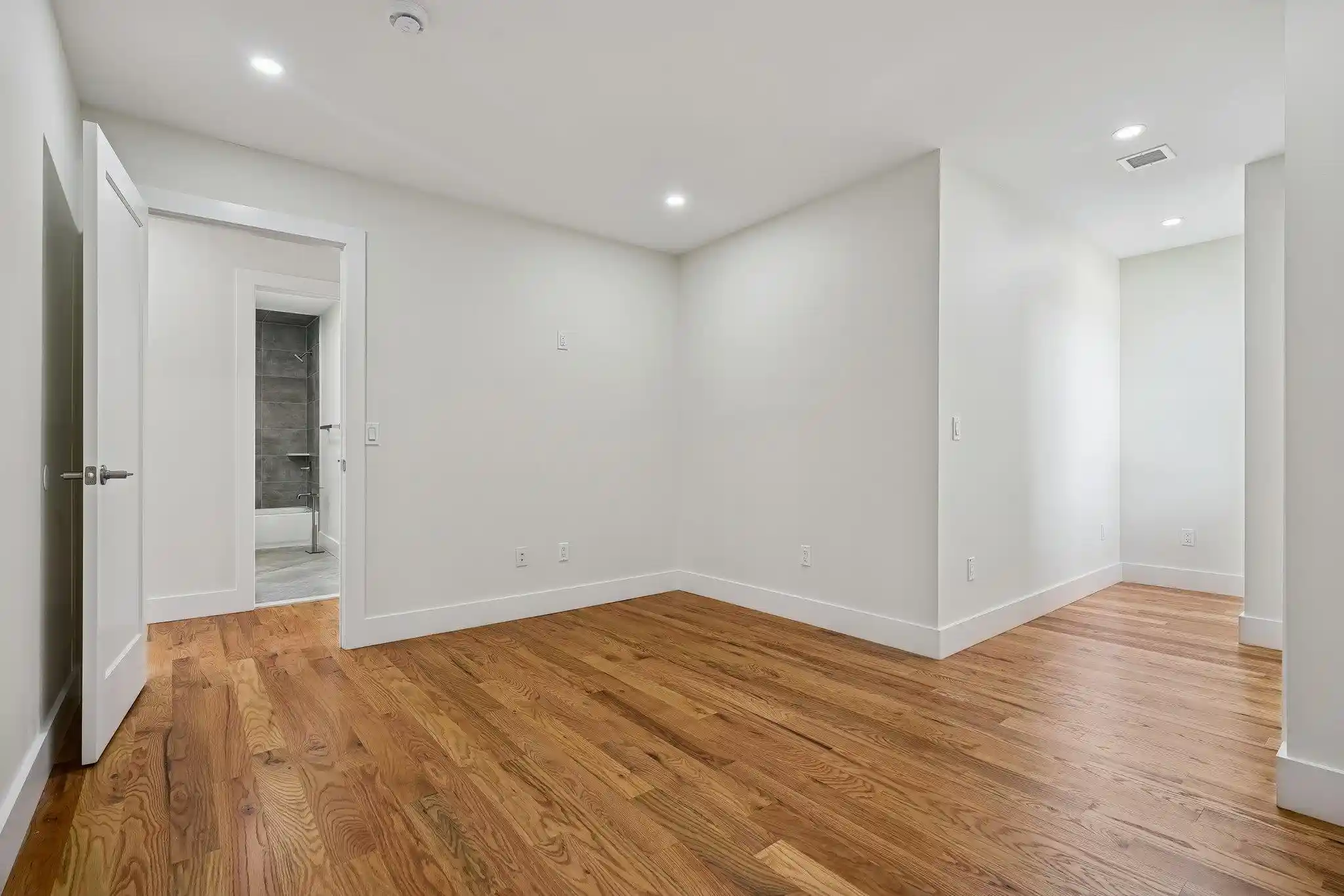 Listing Photo 4 - Condo for sale in building located at 927 Pavonia Ave, Jersey City, NJ 07306 - Unit #2