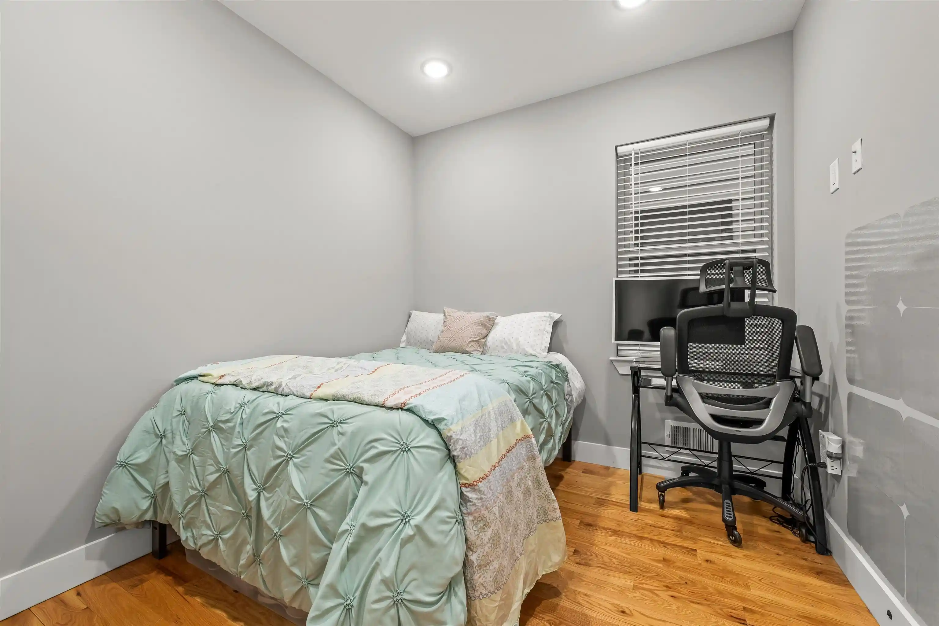 2nd image of 85 Oxford Ave, Jersey City, NJ 07304