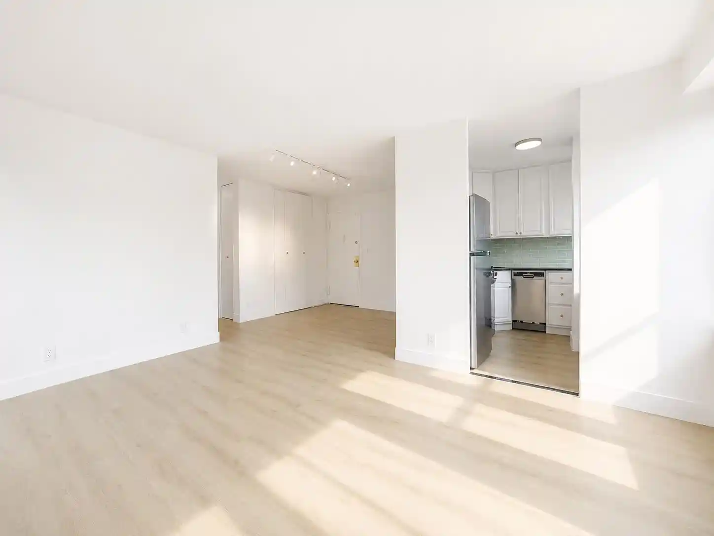 Listing Photo 2 - Condo for sale in building located at 135 Montgomery St, Jersey City, NJ 07302 - Unit #4G