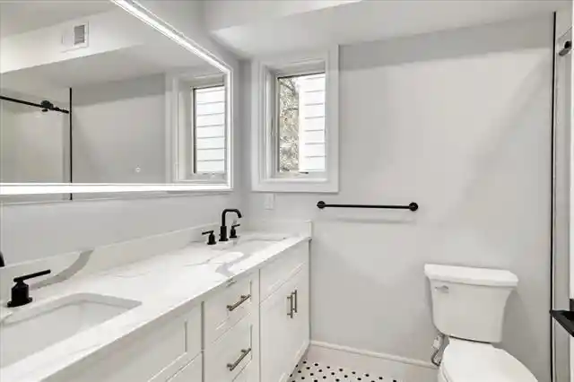4th image of 108 Oak St, Jersey City, NJ 07305
