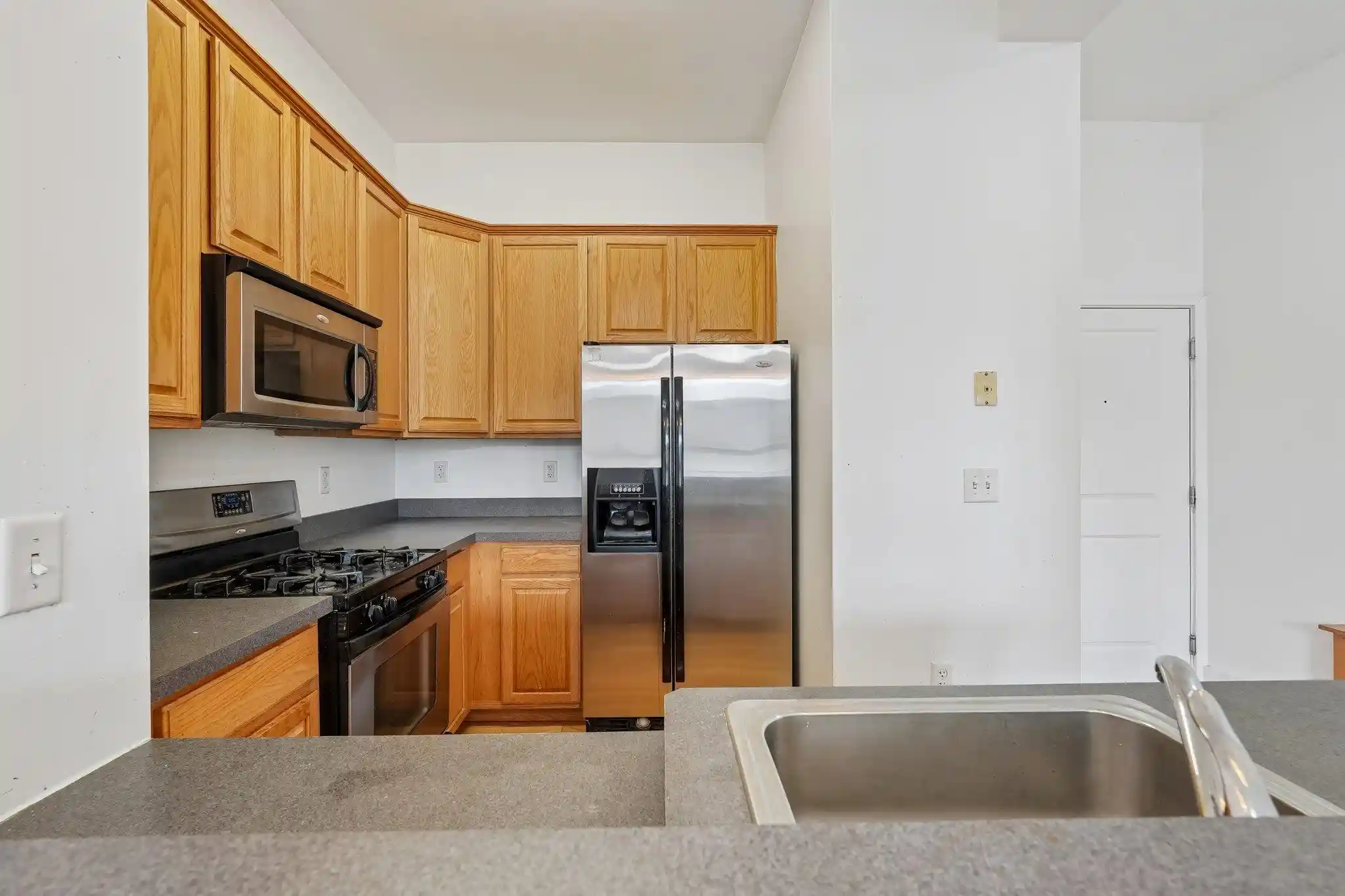 Listing Photo 2 - Condo for sale in building located at 3 Greenwich Dr, Jersey City, NJ 07305 - Unit #97