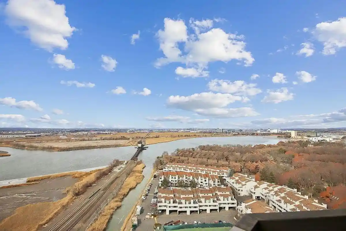Listing Photo 4 - Condo for sale in building located at 2138 Harmon Cvs Tower, Secaucus Town, NJ 07094-1748