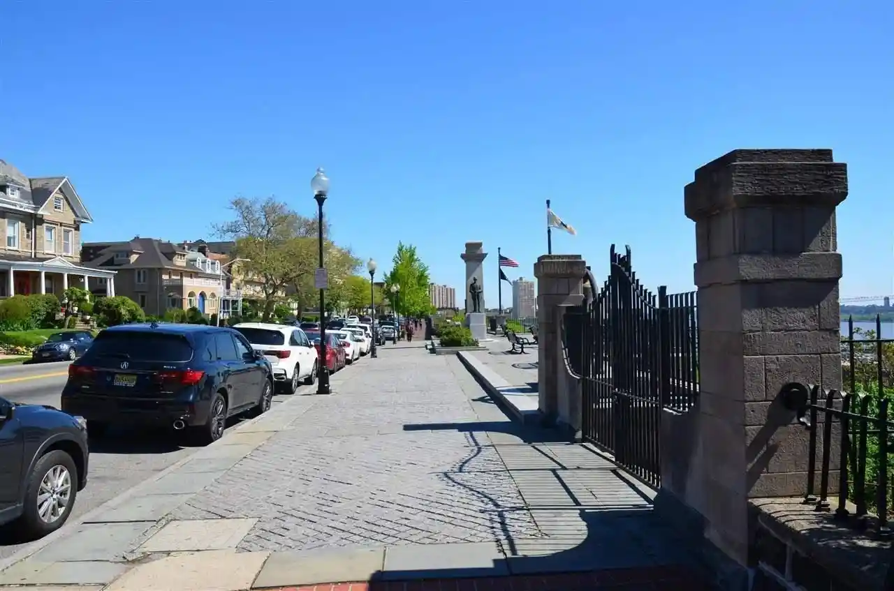 Photo 4 of Condo for sale at 883 Boulevard E #3F, Weehawken, NJ 07086 | MLS# 260018391 | Listing updated on 2026-09-14