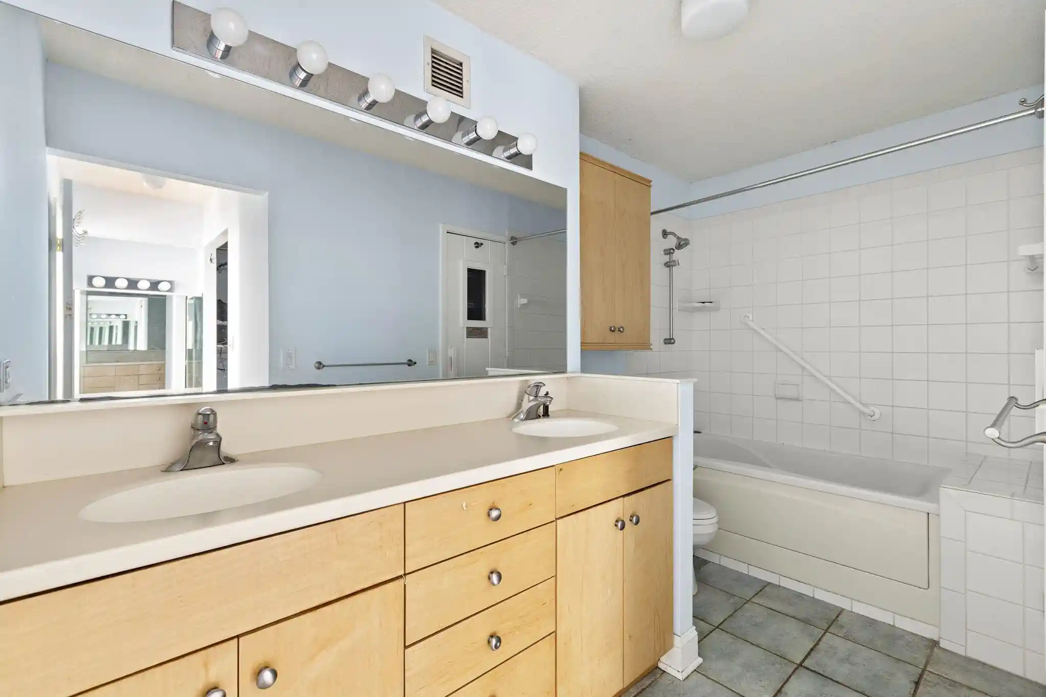 Photo 3 of Condo for sale at 2032 Harmon Cvs Tower #2032, Secaucus, NJ 07094 | MLS# 260018617 | Listing updated on 2026-09-18