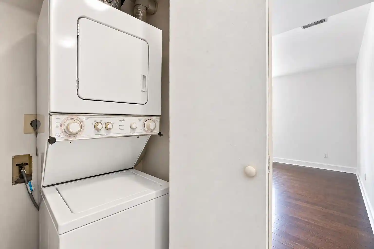 Photo 4 of Condo for sale at 941 Boulevard E #3c, Weehawken, NJ 07086 | MLS# 260018970 | Listing updated on 2026-09-19