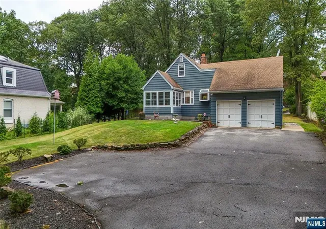 Photo 3 of Sale Pending at 15 Old Rifle Camp Rd, Woodland Park, NJ 07424 | MLS# 25030818 | Listing updated on 2025-11-04