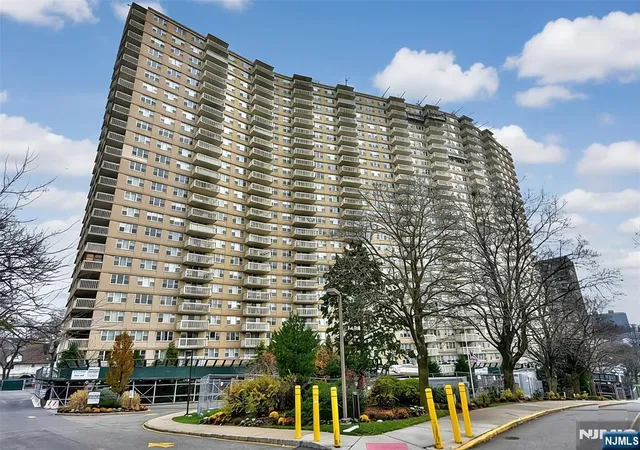 Homes for sale in Fort Lee, NJ | 555 North #8N, Fort Lee, NJ 07024 | MLS# 25041990