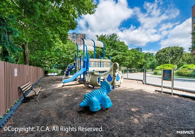Homes for sale in Edgewater, NJ | 316 Ellery Court, Edgewater, NJ 07020 | Houzeo