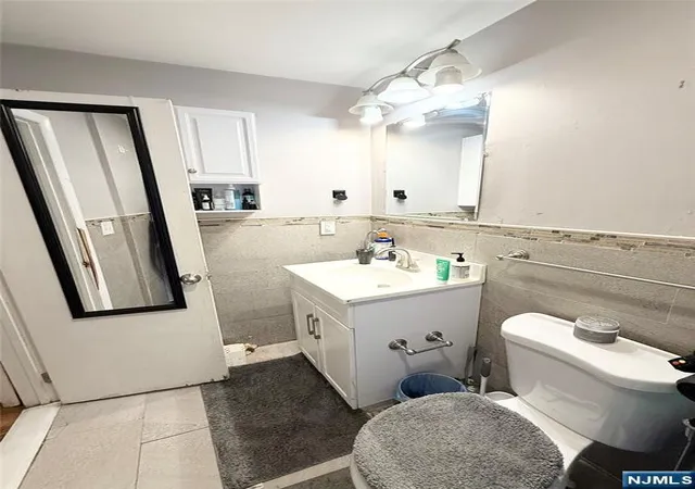 Photo 4 of Condo for sale at 171 Old Bergen Rd #1R, Jersey City, NJ 07305 | MLS# 26000683 | Listing updated on 2026-02-19