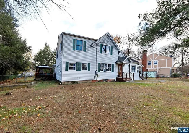 Photo 4 of Single family home for sale at 300 Spring Valley Rd, Paramus, NJ 07652 | MLS# 26005361 | Listing updated on 2026-03-01