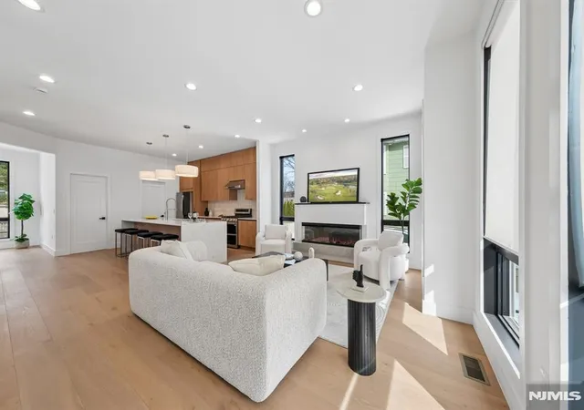 5th image of 43 Grove St, Tenafly, NJ 07670 | MLS# 26006772
