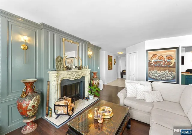 Listing Photo 3 - Condo for sale in building located at 2005 Harmon Cvs Tower, Secaucus, NJ 07094